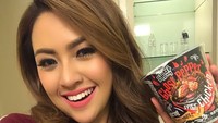 Wanita bernama lengkap Nor Ashima Ramli ini ternyata menyukai makanan pedas. Di tangannya sudah ada mie instan super pedas Ghost Pepper.  Foto: Instagram@babyshimaofficial