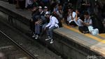 KRL Ngadat, Penumpang Numpuk di Stasiun Tanah Abang
