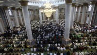 Ribuan jemaah bersiap melakukan salat jenazah almarhumah Dian Djuriah Rais di Masjid Kubah Emas Cinere Depok, Jabar, Jumat (29/3/2019). ANTARA FOTO/Kahfie Kamaru.
