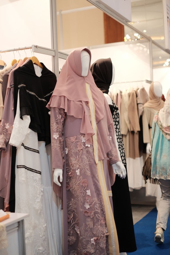 Desain yang ditawarkan cukup bervariasi. Benang merahnya adalah khimar syari yang disajikan dengan beragam desain dan bahan.  Foto: Silmia Putri/Wolipop