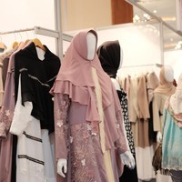 Desain yang ditawarkan cukup bervariasi. Benang merahnya adalah khimar syari yang disajikan dengan beragam desain dan bahan.  Foto: Silmia Putri/Wolipop