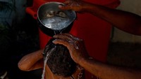 Keluarga yang diwawancarai oleh Reuters mengatakan mereka telah menghabiskan waktu berbulan-bulan tanpa menerima air dari keran.