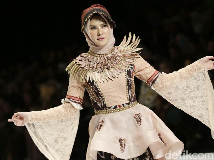 Vicky Prasetyo Tunangan, Angel Lelga Asyik Jadi Model di IFW