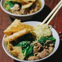 Aksi Lempar Mie 2 Meter Bikin Kedai Mie Ayam Cak Uji Ini Ramai