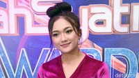 Marion Jola juga melengkapi penampilannya dengan pulasan makeup dan gaya rambut cepol ke atas. Pool/Noel/detikFoto.