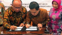 Peluncuran Prangko 4 Pilar tersebut ditandai dengan penandatangan oleh Sekretaris Jenderal MPR Maruf Cahyono (tengah) didampingi Kepala Biro Humas MPR Siti Fauziah dengan Direktur Pos Direktorat Jenderal Penyelenggaraan Pos dan Informatika Kemenkominfo Ikhsan Baidirus (kanan).