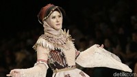 Angel terlihat cantik dengan busana muslim bergaya etnik. Pool/Palevi S/detikFoto.