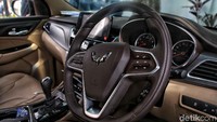 Sejumlah teknologi canggih pun telah tersedia di mobil ini. Mulai dari pengaturan AC yang sudah digital hingga sistem hiburan yang bisa terkoneksi dengan Bluetooth, USB, SD Card, Navigasi, Mirrorlink, dan Aux-in. Di bagian setir mobil ini pun sudah ada tombol-tombol buat mengatur musik.