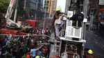 Detik-detik Menegangkan Evakuasi Korban Kebakaran Gedung di Bangladesh