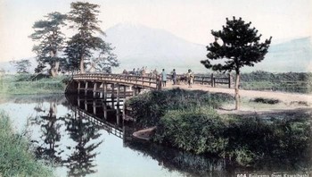 Gunung Fuji dilihat dari daerah Kawaibashi pada tahun 1870. Foto: Vintages