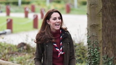 Foto: Kate Middleton Bergaya Modis ala Anak Pramuka