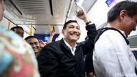 Senyum cerah nampak tergambar di wajah Luhut saat dirinya menjajal moda transportasi baru di Jakarta tersebut.