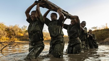 Karya Brent Stirton bertajuk Akashinga - The Brave Ones yang memotret polisi wanita yang menjaga cagar alam di Zimbabwe . Finalis kategori Documentary. Foto: Sony World Photography Awards
