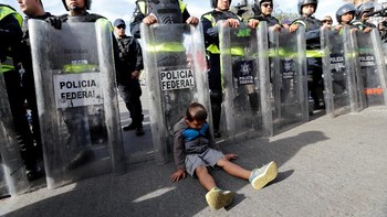 Karya Kyung-Hoon Kim bertajuk A Harrowing Journey, Then Chaos at the Border yang memotret imigran di perbatasan Meksiko dan AS. Finalis kategori Documentary. Foto: Sony World Photography Awards