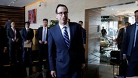 Menkeu Mnuchin tidak menjelaskan lebih lanjut dan tidak jelas dengan siapa dia makan malam Kamis malam. REUTERS/Jason Lee.