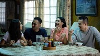Ini adalah momen makan Atikah kala beradu akting di Antologi Rasa. Foto: Instagram@therealatikahsuhaime