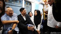 Tak hanya menjajal MRT, Luhut juga meminta komentar para warga yang juga mencoba moda transportasi publik tersebut.