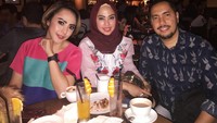 Nongkrong di kafe jadi salah satu kegiatan Heidy. Kali ini ia ditemani seorang teman dan suaminya. Foto: Instagram heidysunan