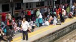 KRL Ngadat, Penumpang Numpuk di Stasiun Tanah Abang