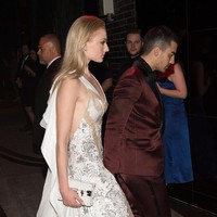 Sophie dan Joe kabarnya akan menikah pada musim panas ini. Itu akan menjadi acara yang sangat menyenangkan, kata Joe di acara The Late Late Show belum lama ini. (Foto: Getty Images)