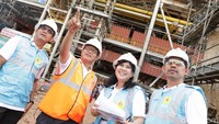 Direktur Bisnis Regional Jawa Bagian Barat PLN, Haryanto WS (dua dari kiri), didampingi EVP Konstruksi JBB PLN, Henrison A. Lumbanraja, (paling kiri), General Manager PLN Unit Induk Pembangunan Jawa Bagian Barat, Ratnasari Sjamsuddin (dua dari kanan) dan Vice President Public Relation PLN, Dwi Suryo Abdullah (paling kanan) saat meninjau pembangunan proyek strategis Pembangkit Listrik Tenaga Uap (PLTU) Lontar Extension Unit #4 dengan kapasitas 1x315 MW di Desa Lontar Banten, Jumat (29/3).