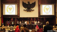 Sidang Paripurna tersebut dengan agenda Laporan Pelaksanaan Tugas Alat Kelengkapan, Pengesahan Keputusan DPD RI, dan Pidato Penutupan Masa Sidang IV Tahun Sidang 2018-2019.