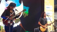 Band asal Bali itu membawakan hit-hitsnya di atas panggung, seperti Di Rimba, Ibu hingga Metropolutan.