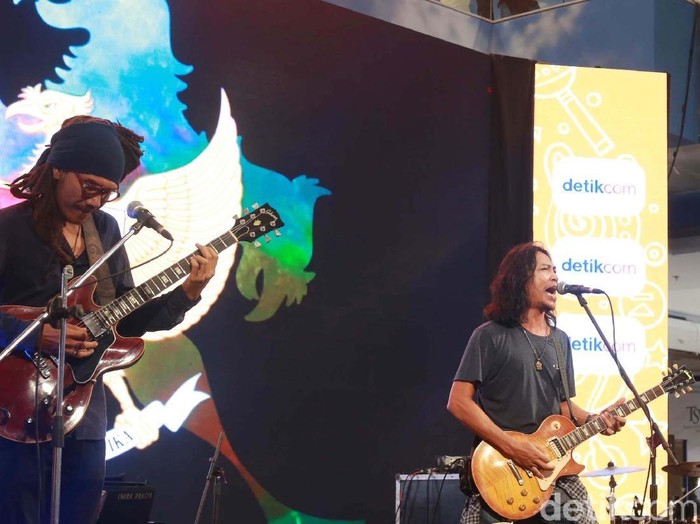 Navicula saat tampil di dhot music day 2019 di Bali.