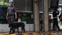 Anjing pelacak pun dikerahkan untuk mengamankan jalannya persiapan debat capres keempat.