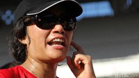 Saat ditanya apakah ia akan ikut bertanding sepak bola Sri Mulyani sambil tertawa dan menjawab tidak akan main bola.
