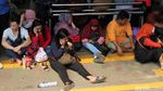 KRL Ngadat, Penumpang Numpuk di Stasiun Tanah Abang