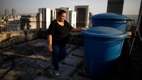 Harga 5 liter air di Venezuela dipatok sekitar $ 2 di supermarket Caracas, di luar jangkauan bagi banyak orang berpenghasilan rendah di Venezuela, di mana upah minimum bulanan hanya sekitar $ 6.
