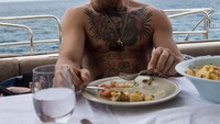 Berlayar di atas kapal, Conor memilih makan siang dengan kentang dan seafood, ditemani pemandangan laut lepas yang indah. Foto: Instagram @thenotoriousmma