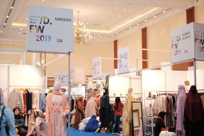 Fenomena hijrah di Indonesia terus berkembang. Sederet artis seperti Zaskia Sungkar hingga Kartika Putri memutuskan untuk mengubah tampilannya menjadi lebih syari. Selain itu, brand busana muslim syari juga semakin menjamur. Salah satu pembuktiannya, bisa kita lihat di perhelatan Indonesia Fashion Week 2019. Foto: Silmia Putri/Wolipop