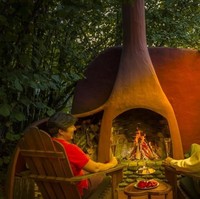 Isi rumahnya cukup mungil. Ruang tengah terdiri dari sofa, meja makan dengan dua kursi, tungku api, dan dapur. Ada toilet di bagian belakang. Foto: Dok. Jester House