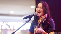 Sheryl membuat suasana jadi lebih syahdu.