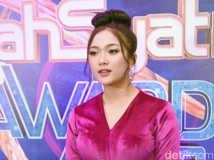 Cantik dan Manisnya Marion Jola dengan Busana Pink