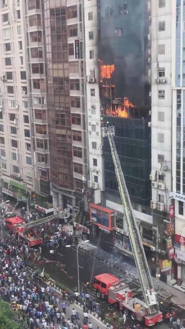 Kebakaran menghanguskan dedung 22 lantai di Dhaka