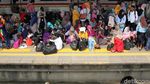 KRL Ngadat, Penumpang Numpuk di Stasiun Tanah Abang