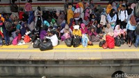 KRL yang tersedia di Stasiun pun terpaksa tak dapat beroperasi karena jalurnya terhambat.