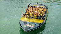 Inka Fitria dan Bima Aryo juga naik jet boat yang memacu adrenalin di Gold Coast, Queensland (My Trip My Adventure)