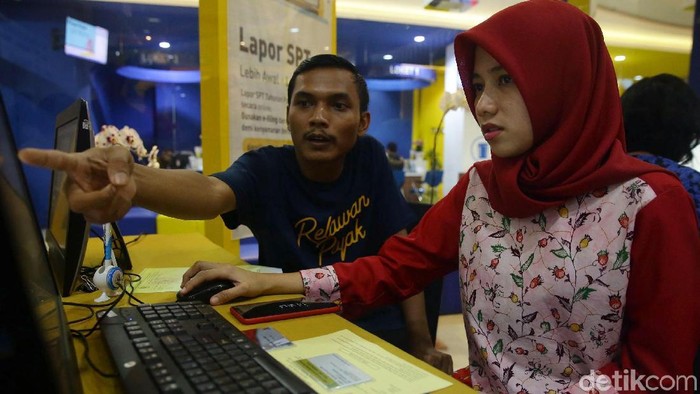 Masyararakat berbondong-bondong membayar SPT di Kantor Pelayanan Pajak Jakarta, Jumat (29/3/2019).