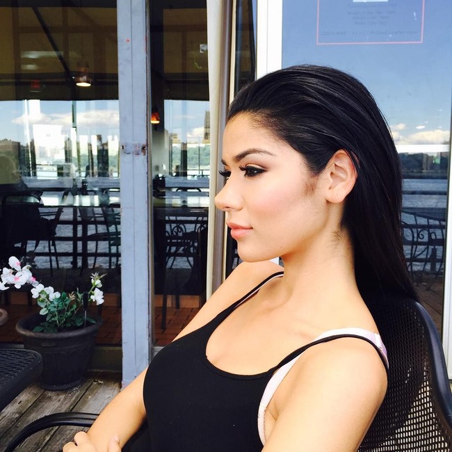 Ketika itu usia Barbara baru 19 tahun. Ia pun mengaku langsung menyetujui tawaran tersebut tanpa berpikir dua kali. (Foto: Instagram/@barbsantana)