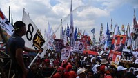 Petugas pemadam kebakaran menyemprotkan air untuk mendinginkan massa yang meluber. ANTARA FOTO/Sigid Kurniawan.