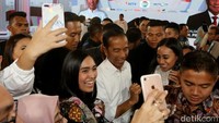 Para pendukung 01 tampak semringah saat bisa berswafoto bersama Capres Jokowi usai debat yang berlangsung di Hotel Shangri-La Jakarta, Sabtu (30/3/2019).