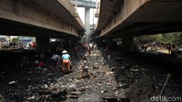 Laporan kebakaran diterima pukul 09.00 WIB. Kebakaran bissa dipadamkan dipadamkan sekitar pukul 10.45 WIB. Ada 12 unit mobil pemadam yang dikerahkan ke lokasi.