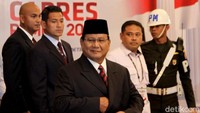 Prabowo yang mengenakan jas warna hitam dan dasi warna merah, tiba di lokasi debat di Hotel Shangri-La, Jakarta, Sabtu (30/3/2019). Prabowo tiba pukul 19.13 WIB.