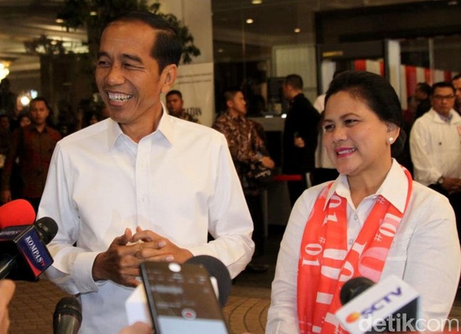 Busana serba putih juga menjadi andalan Jokowi dan istrinya, Iriana. Keduanya kompak dengan atasan berupa kemeja. Foto: Rifkianto Nugroho