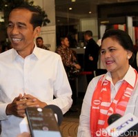 Busana serba putih juga menjadi andalan Jokowi dan istrinya, Iriana. Keduanya kompak dengan atasan berupa kemeja. Foto: Rifkianto Nugroho