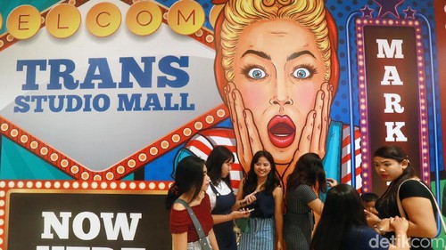 Para pengunjung memadati pusat perbelanjaan yang baru saja dibuka Trans Studio Mall (TSM) Bali, di Denpasar, Jumat (29/3/2019). Memiliki lebih dari 50 tenan, Trans Studio Mall Bali akan menjadi destinasi pusat perbelanjaan terbaru dan terlengkap untuk kebutuhan keluarga, mulai dari kebutuhan sehari-hari, fashion terkini hingga dapat menikmati menu favorit di restoran ternama.